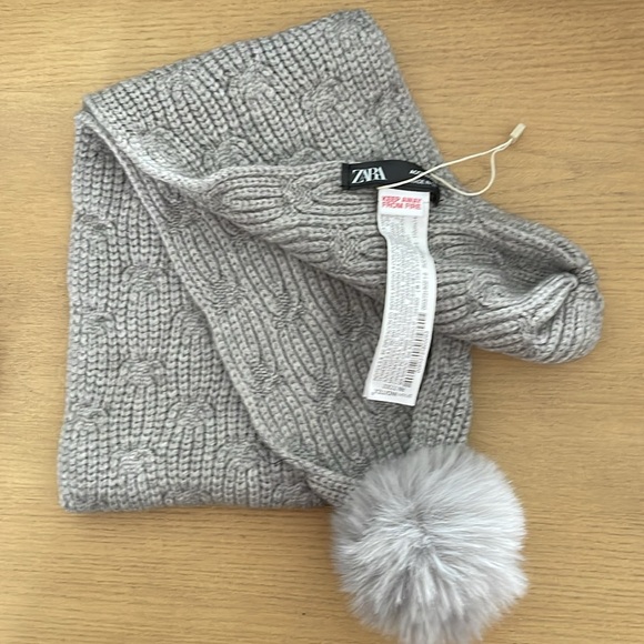 Zara Kids Winter Accessories Bundle Faux Fur Pom Beanie and Scarf Flaw - Picture 3 of 3